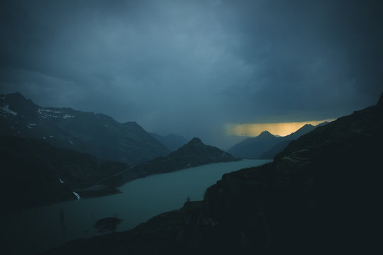 Gewitterfront &uuml;ber Stausee