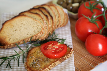 Fototapeta na wymiar bread with tomato and olives