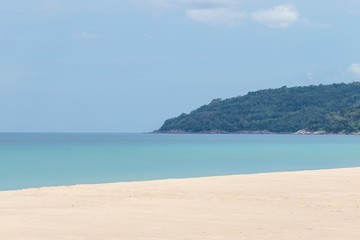 Obraz premium white sandy beach and turquoise sea water on sunny day