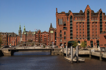 In der Hamburger Speicherstadt; Magdeburger Hafen mit Busanbrücke und Maritimen Museum