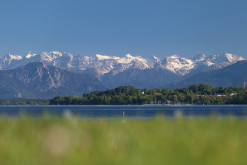 Tutzing, Brahmspromenade am Starnberger See mit Blick auf Bernried und dem Karwendel Gebirge