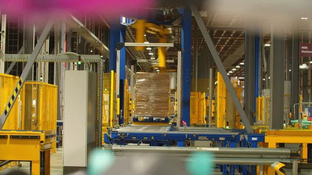 Big Engine packs a Package with a Rotation Movement inside a Warehouse/Factory 