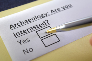 Obraz premium One person is answering question about archaeology.