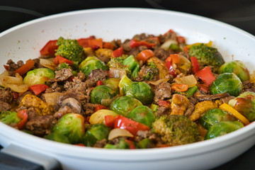 Leckere Thai Gemüsepfanne mit Hackfleisch, Rosenkohl, Paprika und Brokkoli, Low Carb, Produktbild
