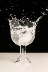 Schizzo d'acqua con ghiaccio