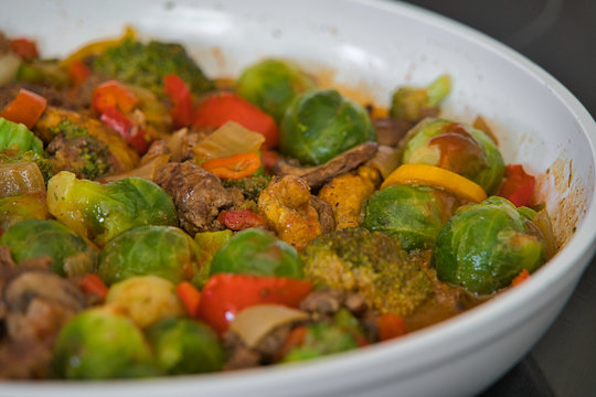 Leckere Thai Gem&uuml;sepfanne mit Hackfleisch, Rosenkohl, Paprika und Brokkoli, Low Carb, Produktbild