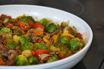 Leckere Thai Gemüsepfanne mit Hackfleisch, Rosenkohl, Paprika und Brokkoli, Low Carb, Produktbild