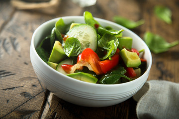 Spinach salad with avocado and capsicum