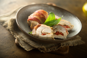 Chicken rolls with bacon, bell pepper and cheese