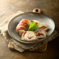 Chicken rolls with bacon, bell pepper and cheese