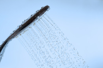 душевая головка в ванной комнате с каплями воды