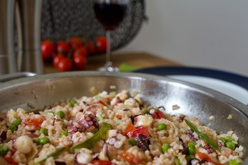 Risotto mit Oktopustentakel, Erbsen und Tomaten