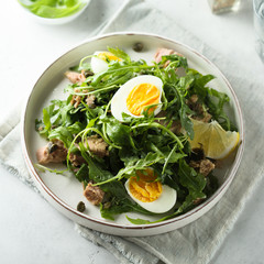 Arugula salad with tuna and egg