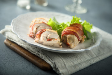 Chicken rolls with bacon, bell pepper and cheese