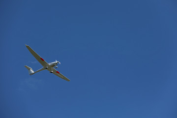 Fototapeta na wymiar Flugzeug Flieger im blauen Himmel