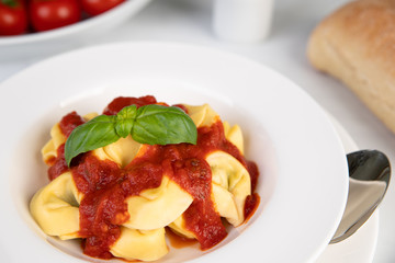 Frische Tortelini mit Tomatensoße und Basilikum