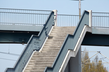Betontreppe und Treppengeländer an einer Fußgängerbrücke, Deutschland, Europa