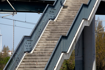 Fototapeta premium Betontreppe und Treppengeländer an einer Fußgängerbrücke, Deutschland, Europa