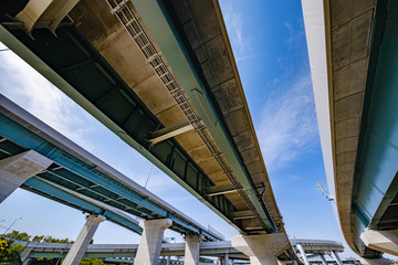 青空と高速道路の高架橋