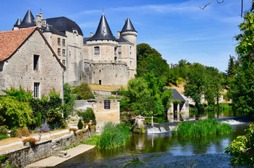 Fototapeta na wymiar Chateau de Verteuil y rio Charonte