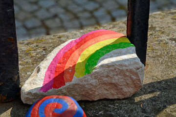 bemalte steine am kindergarten oppenheim