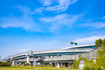 Obraz premium 青空と高速道路の高架橋