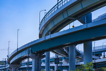 Fototapeta premium 青空と高速道路の高架橋