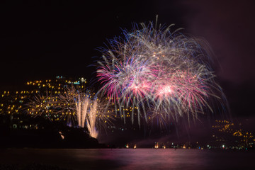 Fuegos artificiales pirotecnia, larga exposición en la playa