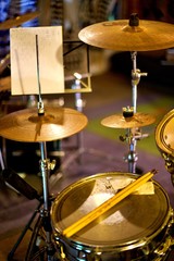 Fototapeta na wymiar Instrument de musique dans un studio - batterie percussion baguette caisse claire cymbale