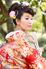 日本庭園にいる色打掛を着た女性