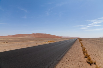 Fototapeta na wymiar Asphalt desert Road 