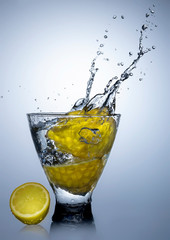 the lemon fell into a glass full of water and created a splash