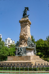 Fototapeta na wymiar Monumento a los sitios de Zaragoza