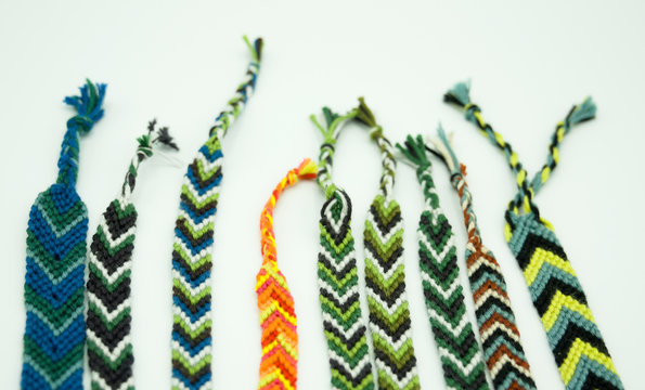 Pulseras de hilo de macram&eacute; de diferentes colores y formas: espigas, flores, cenefas, mosaicos, &eacute;tnicos
