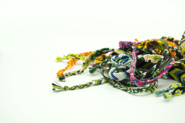 Pulseras de hilo de macramé de diferentes colores y formas: espigas, flores, cenefas, mosaicos,...