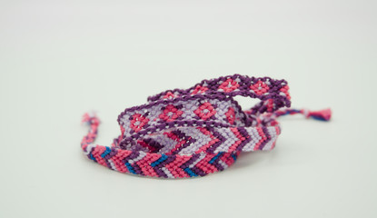 Pulseras de hilo de macramé de diferentes colores y formas: espigas, flores, cenefas, mosaicos,...