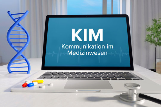 KIM (Kommunikation im Gesundheitswesen) &ndash; Medizin, Gesundheit. Computer im Büro mit Text auf dem Bildschirm. Arzt, Krankheit, Gesundheitswesen