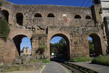 Fototapeta na wymiar Porta Maggiore, Antikes Stadttor, wichtige Trambahnhalte, Rom, 
