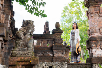 バリ島の伝統寺院にいる女性観光客