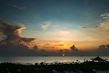 Obraz premium Beautiful sunrise, sunset of the sun through the clouds