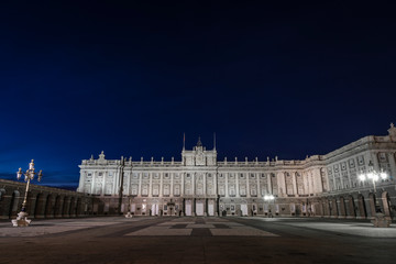 Obraz premium View of the front of the royal palace in Madrid at night, with its lighting. Spain.