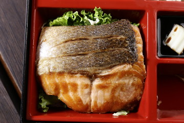 Grilled salmon with herbs