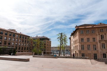 Fototapeta na wymiar Place et vue sur le vieux-port depuis l'Hotel DIeu de Marseille