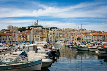 Fototapeta na wymiar Vue sur la bonne mère depuis le vieux port de Marseille