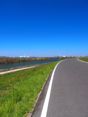 江戸川土手のサイクリング道路と河川敷風景