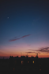 Coucher de soleil avec vue sur la lune