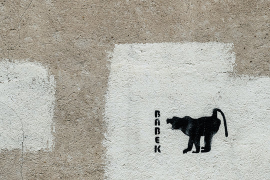 Mur us&eacute; avec peinture  baboin en pochoir et texte babek - Arri&egrave;re plan urbain