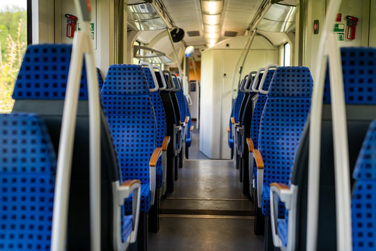 Leere blaue Sitzpl&auml;tze in einem Zugabteil