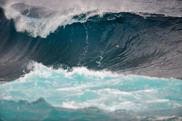 Fototapeta na wymiar Brechende Atlantikwelle wirft eine Röhre