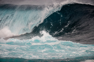 grüne brechende Welle im Atlantik